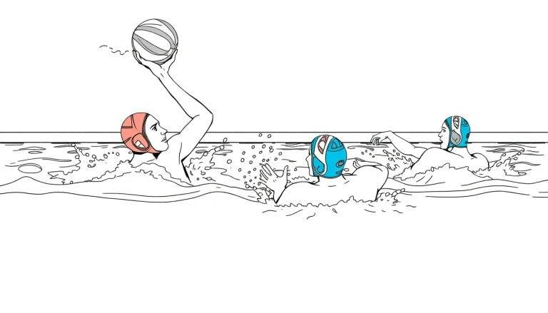 Trois joueurs de water-polo dans l'eau, l'un tenant un ballon rouge et les autres se rapprochant.